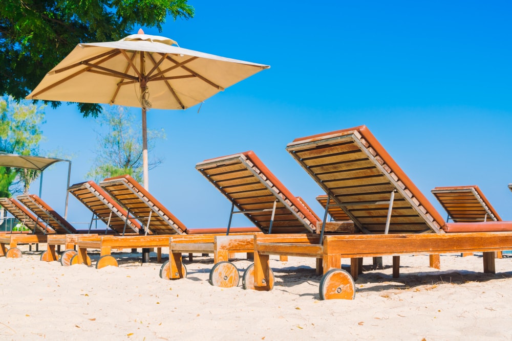 buying guide for teak chaise lounges